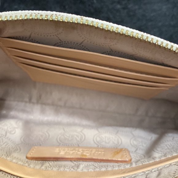 MICHAEL KORS CREAM WRISTLET - Picture 4 of 6